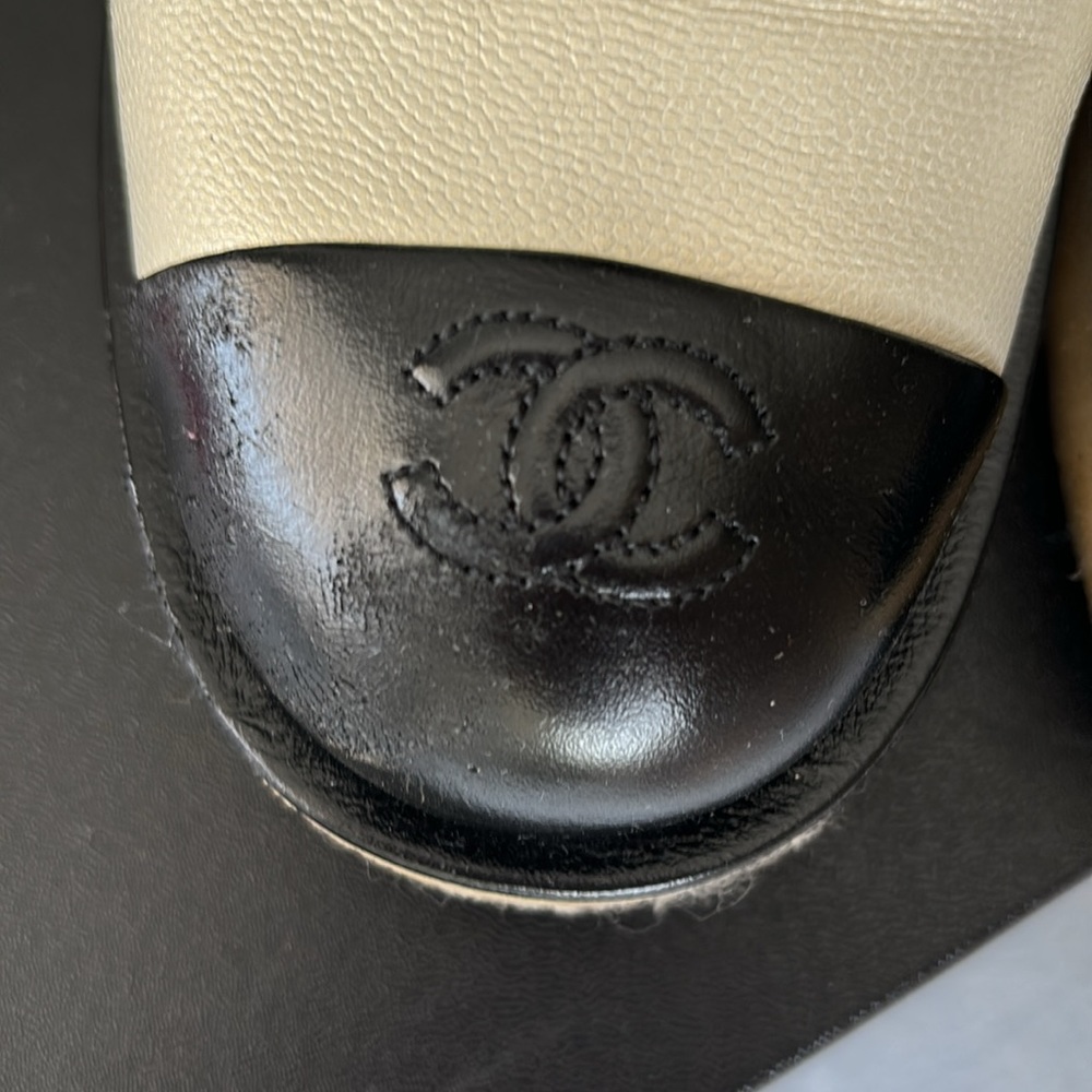 Cream and black tie up Chanel boot - Picture 4 of 11